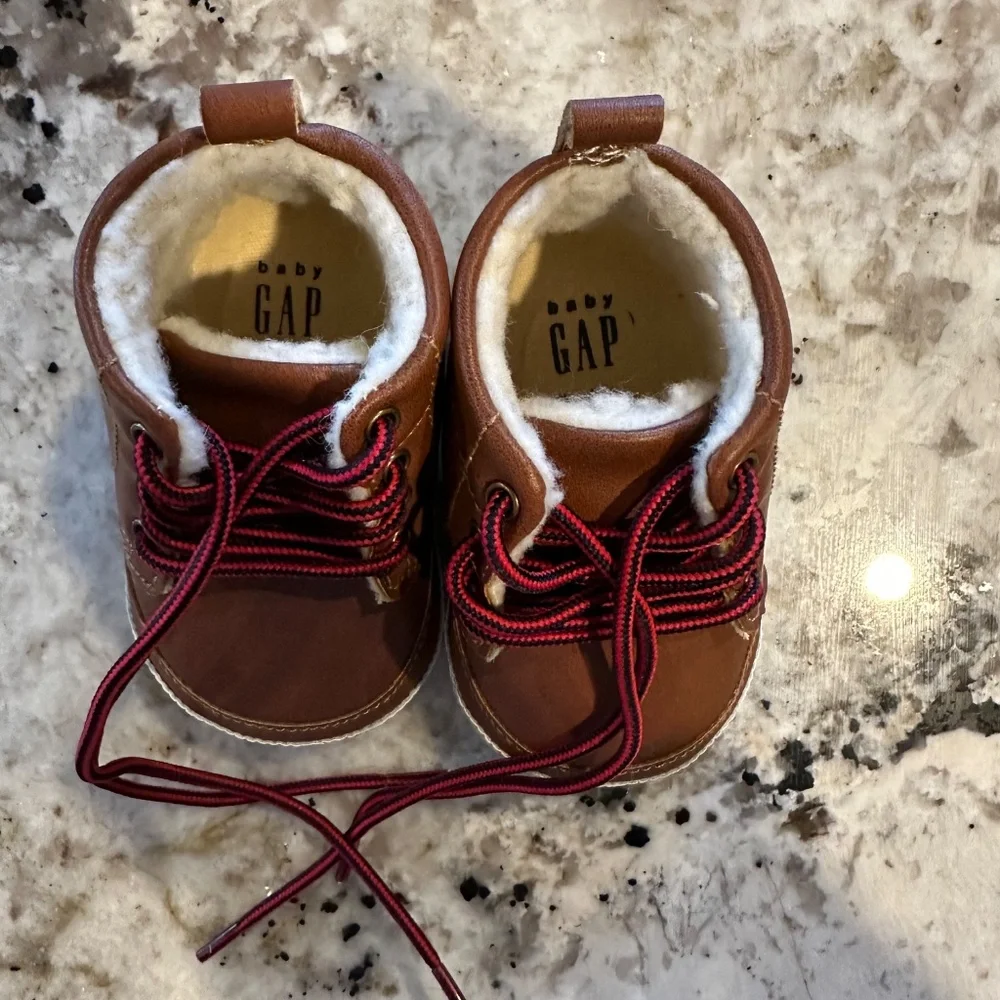 *BRAND NEW WITHOUT TAGS/NEVER WORN* baby Gap 3-6 month Sherpa Baby Chukka Boots